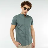 Camisa verde de manga corta con cuello mao y cierre frontal con botones.