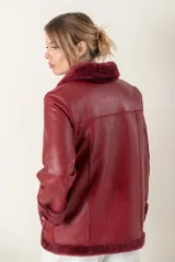 Gamulan de cuero color bordeaux con cuello y puños de piel sintética.