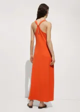 Vestido largo naranja de tejido de punto con tirantes anchos, escote redondo y espalda cruzada.