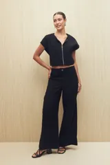 Pantalón negro wide leg de tiro alto confeccionado en mezcla de algodón con nylon y elastano.