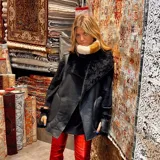 Chaleco largo de cuero negro con interior de lana color crema.