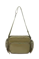 Bandolera color verde oliva con correa ajustable y múltiples bolsillos con cierre en el frente y laterales.