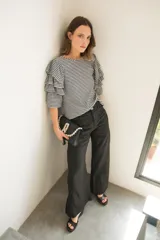 Pantalón de lino color beige, de tiro medio y corte wide leg.