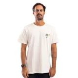 Remera de algodón color blanco con estampado de palmera y sol en el pecho, de corte clásico.