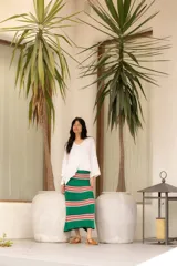 Falda tejida a rayas horizontales verdes y marrones, con elástico en la cintura y tajos laterales.