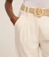 Pantalón wide leg verde oliva de cintura alta, confeccionado en viscolino, con trabillas en la cintura, cierre tradicional y pliegues. Incluye cinturón de rafia artificial.