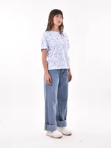 Remera de manga corta con estampado abstracto en tonos beige, negro y blanco.