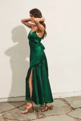 Vestido largo de satén color verde esmeralda, con breteles finos, escote en V y tajo lateral.