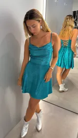 Vestido corto de fiesta color turquesa brillante, con escote drapeado, espalda cruzada con cordones y falda evasé.