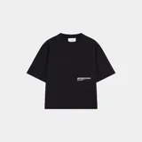 Remera negra de corte cuadrado con logo de la marca Eme Studios y texto "Always grateful for my roots, crafted with care 5135, veteran collection" estampado en blanco en la espalda.