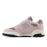 Championes urbanos New Balance modelo 550, color rosa con detalles en gris y blanco, confeccionados en gamuza y malla, con logo "N" característico en los laterales y entresuela con detalles en negro.
