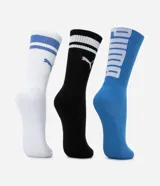 Kit de tres pares de medias deportivas Puma de caña larga. Un par color beige con dos rayas marrones horizontales en la parte superior y logo marrón en el tobillo. Un par color crema liso con logo blanco en el tobillo. Un par color marrón con una raya blanca horizontal en la parte superior y logo blanco en el tobillo.