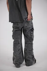 Pantalón cargo gris de jean lavado con 10 bolsillos funcionales, cierre YKK y etiqueta de plastisol.