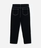 Pantalón baggy negro de sarga de algodón, con cintura fija con trabillas, botón contrastante y cierre por cremallera oculto, bolsillos laterales y traseros. Modelo holgado de corte recto y ancho.