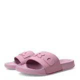 Sandalia de goma rosada con el logo de Umbro en relieve en la tira.