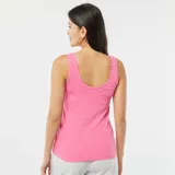 Musculosa rosa de punto canalé con escote redondo y sisas anchas.