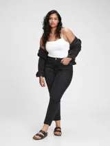 Pantalón de jean negro con tiro alto, corte slim y terminación desflecada.