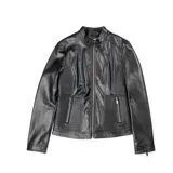Campera negra de cuero sintético con cuello redondo, corte entallado, cierre frontal y bolsillos laterales con cierre. Interior forrado en poliéster y herrajes plateados.