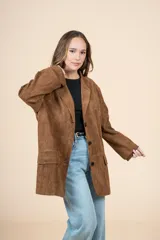 Blazer oversize color camel, con cuello clásico, dos botones frontales y bolsillos grandes.