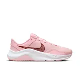 Championes Nike Legend Essential de mujer, color rosa con logo bordado en color borgoña y suela blanca.