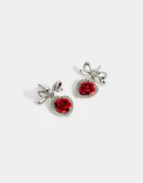 Aros colgantes cortos con pasante de moño plateado y dije de corazón con rosa roja en el centro y strass alrededor.