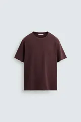 Camiseta marrón de corte recto, cuello redondo y manga corta.