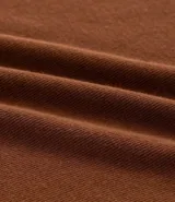 Blusa tipo muscle tee color turquesa, hecha en ribana de viscosa y poliéster, con escote redondo y sin sisas.