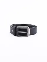Cinturón de cuero negro con hebilla metálica plateada de forma rectangular.