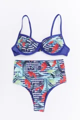 Conjunto de bikini negro y dorado, con corpiño triangular y bombacha clásica con cintura alta.