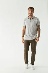 Remera con cuello polo en tejido buttoné, corte regular, logo bordado y mangas cortas.