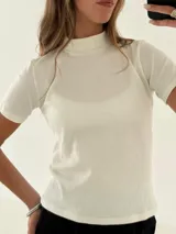 Polera blanca de manga corta, cuello alto y tejido de morley y algodón.