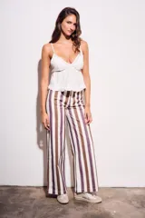 Pantalón de jean de corte wide leg, tiro medio, con rayas verticales en tonos marrón, morado y blanco crema.