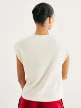 Musculosa azul marino de tejido de punto con cuello redondo y sisas amplias. Diseño minimalista y corte recto.