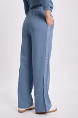 Pantalón deportivo azul con efecto lavado y corte ancho.