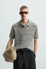 Polo de hombre de punto con brillo, corte regular fit, cuello solapa con cierre de botones, manga corta y terminaciones en rib.