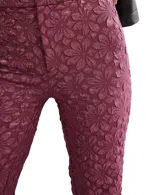 Pantalón de tiro alto con corte acampanado (flare) y tejido jacquard con estampado floral en tonos ciruela/borgoña.