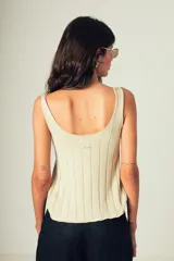 Musculosa de punto color verde militar, con breteles anchos y escote redondo.