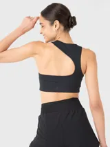 Top deportivo negro con espalda de diseño único y almohadillas removibles.