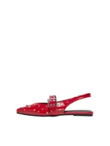 Ballerinas rojas de cuero sintético con puntera fina, tira sobre el empeine con hebilla y tachas plateadas.