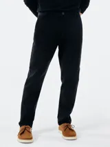 Pantalón de vestir negro con corte recto y bolsillos laterales.