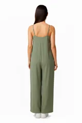 Mono de lino color verde oliva, con breteles finos, escote en V y calce holgado con pierna ancha.