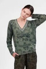 Sweater verde con estampado de motivos italianos en azul marino, cuello en V con ribete blanco y puños con ribete blanco.