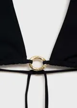 Top de bikini negro con diseño de triángulo y anilla decorativa.