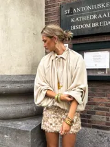 Minifalda color crema cubierta de lentejuelas.