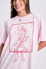 Remera rosa de corte amplio con estampa de Minnie Mouse enmarcada en rojo.