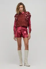 Short de lino metalizado color cereza, con cintura alta, pinzas delanteras y bolsillos laterales.