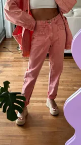 Pantalón de jean celeste, tiro medio-alto, corte loose fit, con bolsillos delanteros con pespuntes en zig zag y bolsillos traseros de parche.