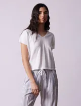 Buzo tejido color lila, marca Ninety. Escote en V. Calado en escote y delantera.