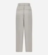 Pantalón de vestir color beige, de corte recto, con trabillas, cintura cruzada y cierre tradicional.
