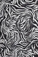 Pañuelo cuadrado de tela suave con estampado abstracto de cebra en blanco y negro.